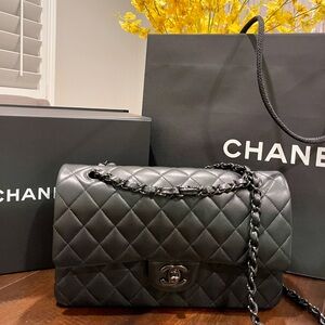 CHANEL Black Quilted Shoulder Bag with Iconic CC Closure